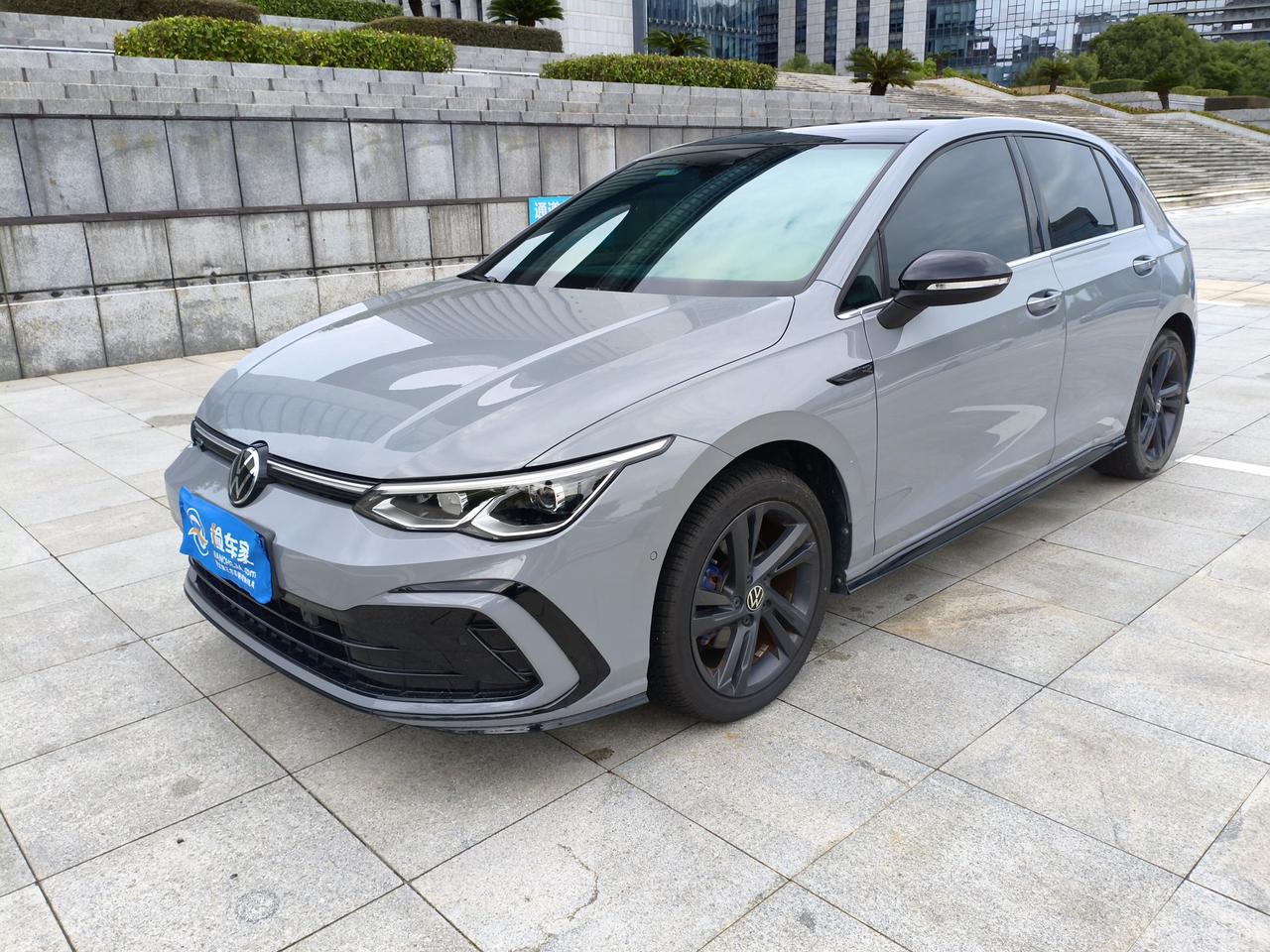 修理工喷漆不走心，车主两眼泪汪汪！
下面这辆高尔夫，铁子们能看出漆面不对吗？
没