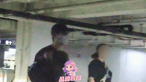 李治廷一家三口同框温馨同框被拍到，一家人低调出行，氛围感满满，好幸福 ​​​