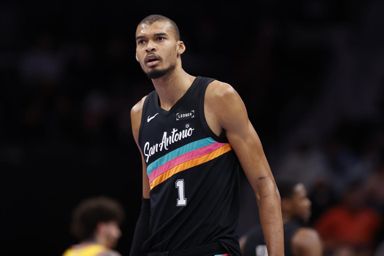 “文氏火锅店”今日生意兴隆！
马刺客场挑战活塞队，赛前，NBA官方更新的球队实力