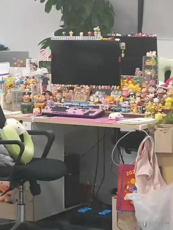 装扮这么精致，一看就是全公司最不会离职的人
而桌面简约空荡荡，感觉是随时会跑路的