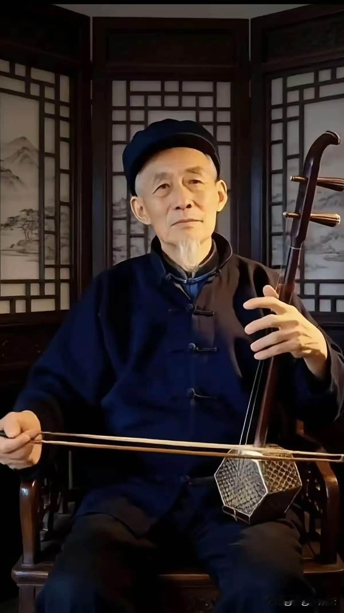 恋老（系列十）
老人是社会的财富，是家庭财源，是人类的一部分，他们为国家，为家庭