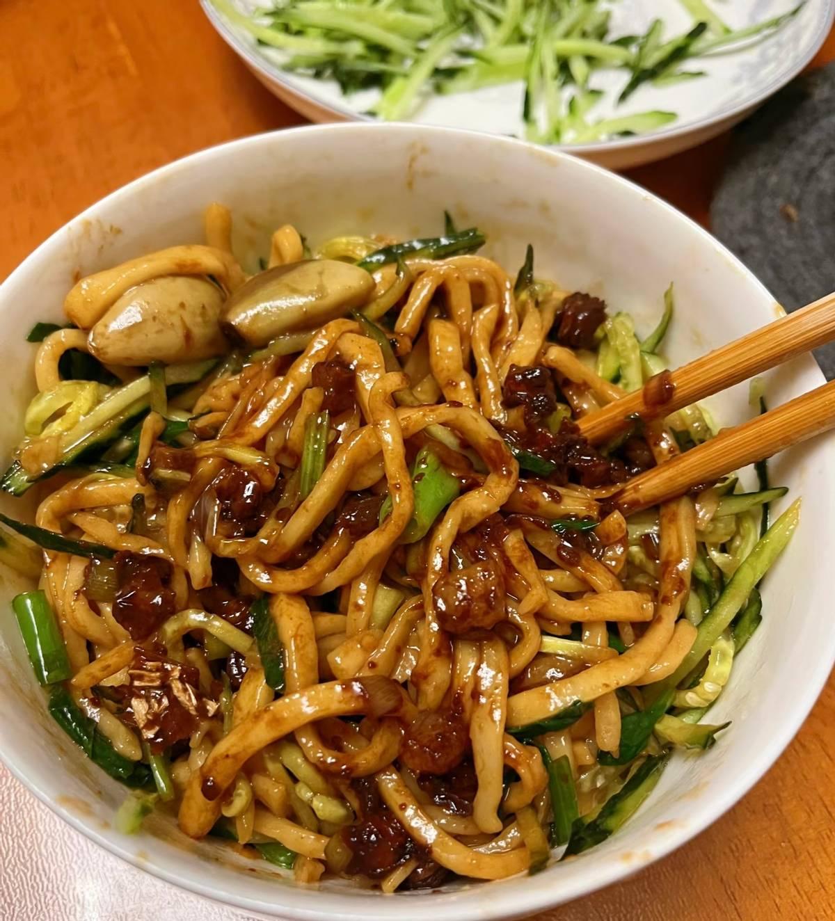 邻居敲了半天门，我愣是没出声。她电话追过来，我说这几天都不在家。
监控里我回放，