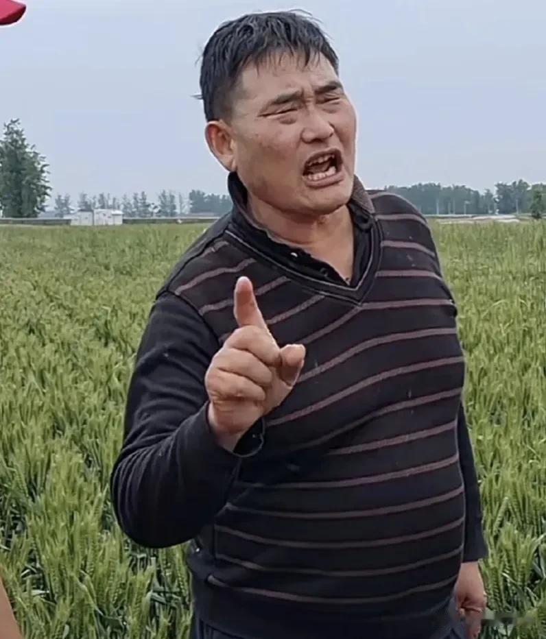 大衣哥朱之文能这么成功是有道理的，就是他为人纯朴，不忘初心，都这么有名这么有钱了