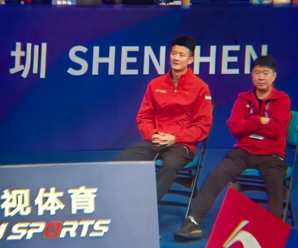 这个锅盖头男人会打球吗？懂什么叫羽毛球么？中国羽毛球队[超话]2026中国羽毛球