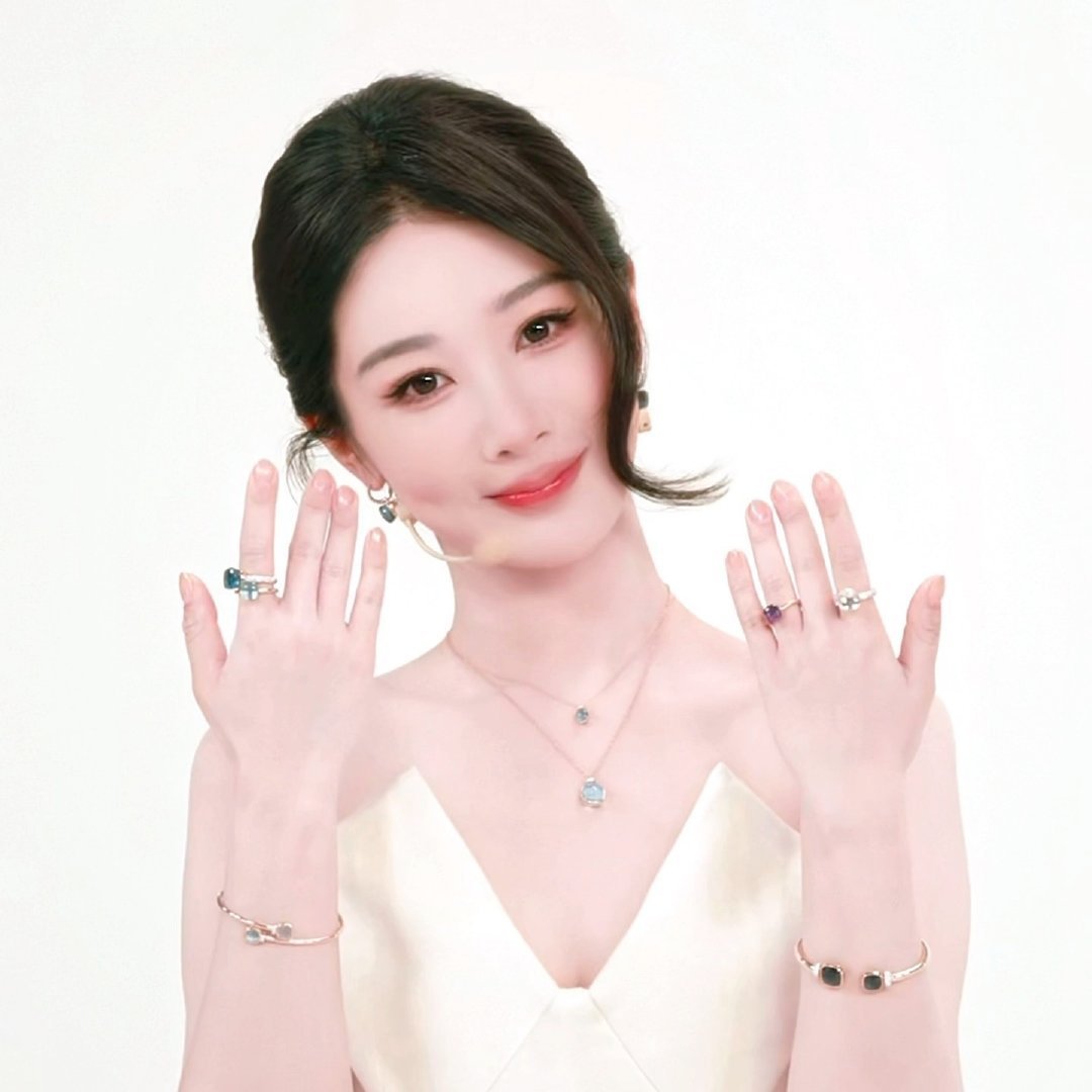 杨紫   yz杨紫何惟芳yz杨紫国色芳华“风中蕴含思念，花中包含爱意”【杨紫小夭