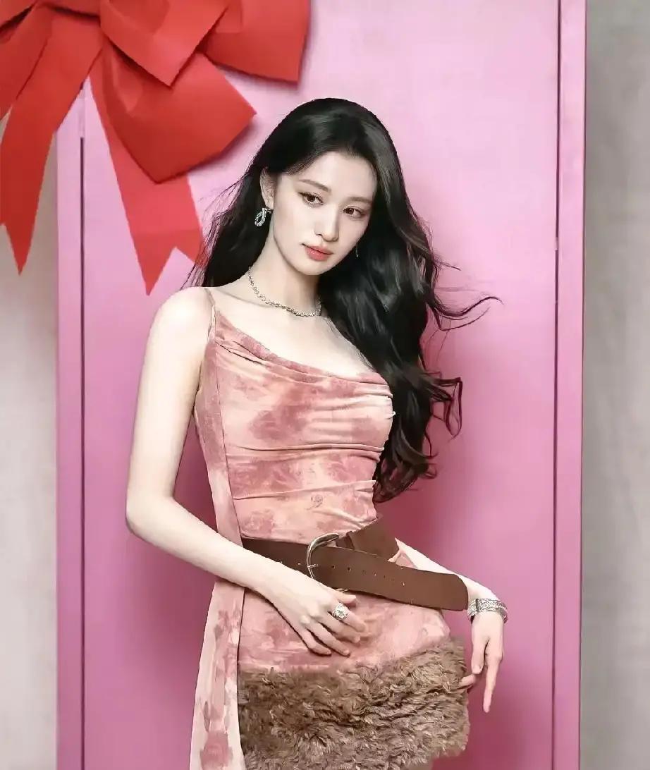 王楚然被热搜硬塞给《庆余年2》，我差点信了。

刷到剪辑视频也一愣，贵女扮相太像