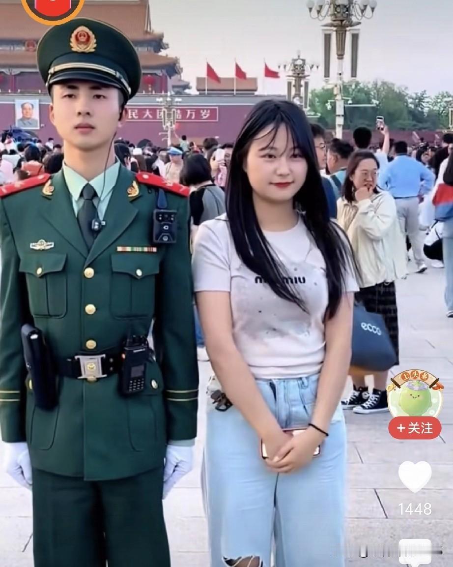 姐姐去北京只为见一眼正在天安门广场执勤的弟弟。当那个熟悉又陌生的身影出现在国旗护