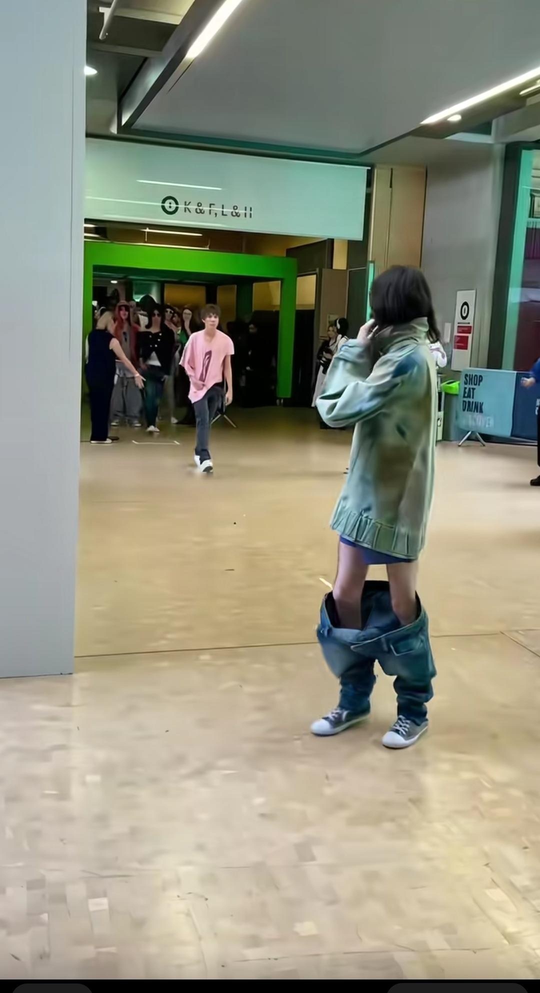 最新时尚，你能驾驭吗？
你敢穿吗？
你愿意穿吗？
设计师的灵感是来自2岁宝宝吧！