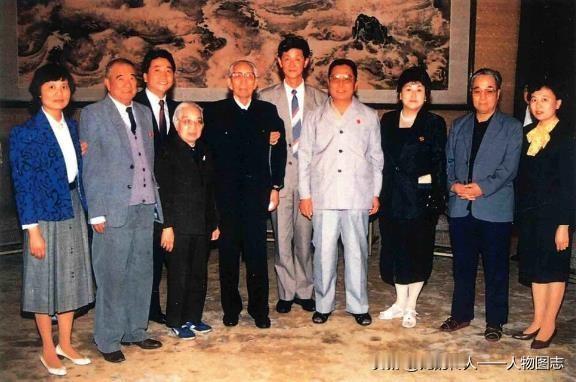 王震与姜昆，骆玉笙，刘兰芳，袁阔成等曲艺名家在一起