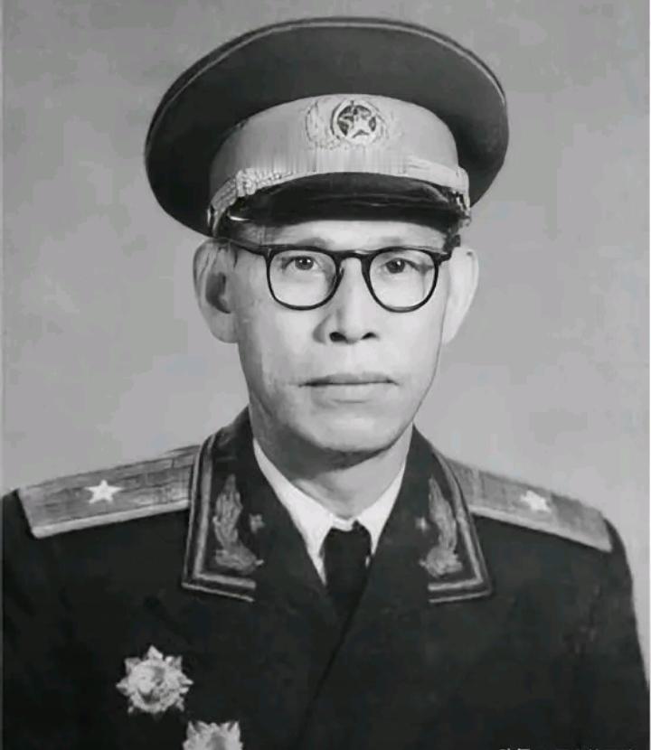 少将马白山当众疑惑：围剿我们的敌军，怎么成了中将？
 
1955年新中国首次授衔