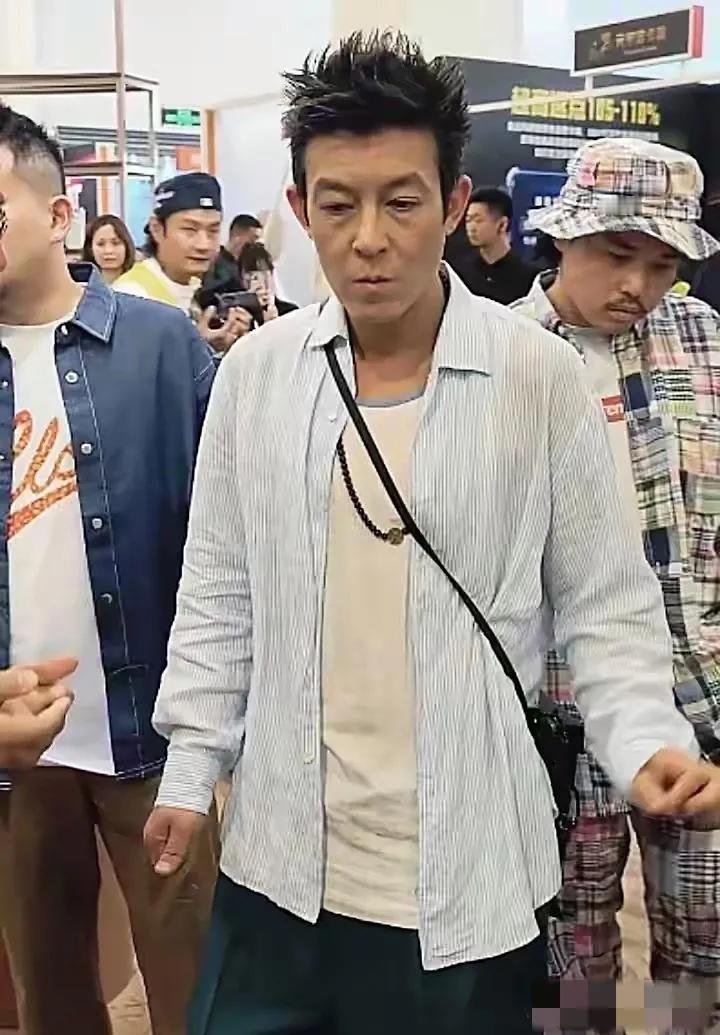 陈冠希近照：年轻时的大帅哥才40出头就老成这样了，整个人无精打采，没有一点儿活力