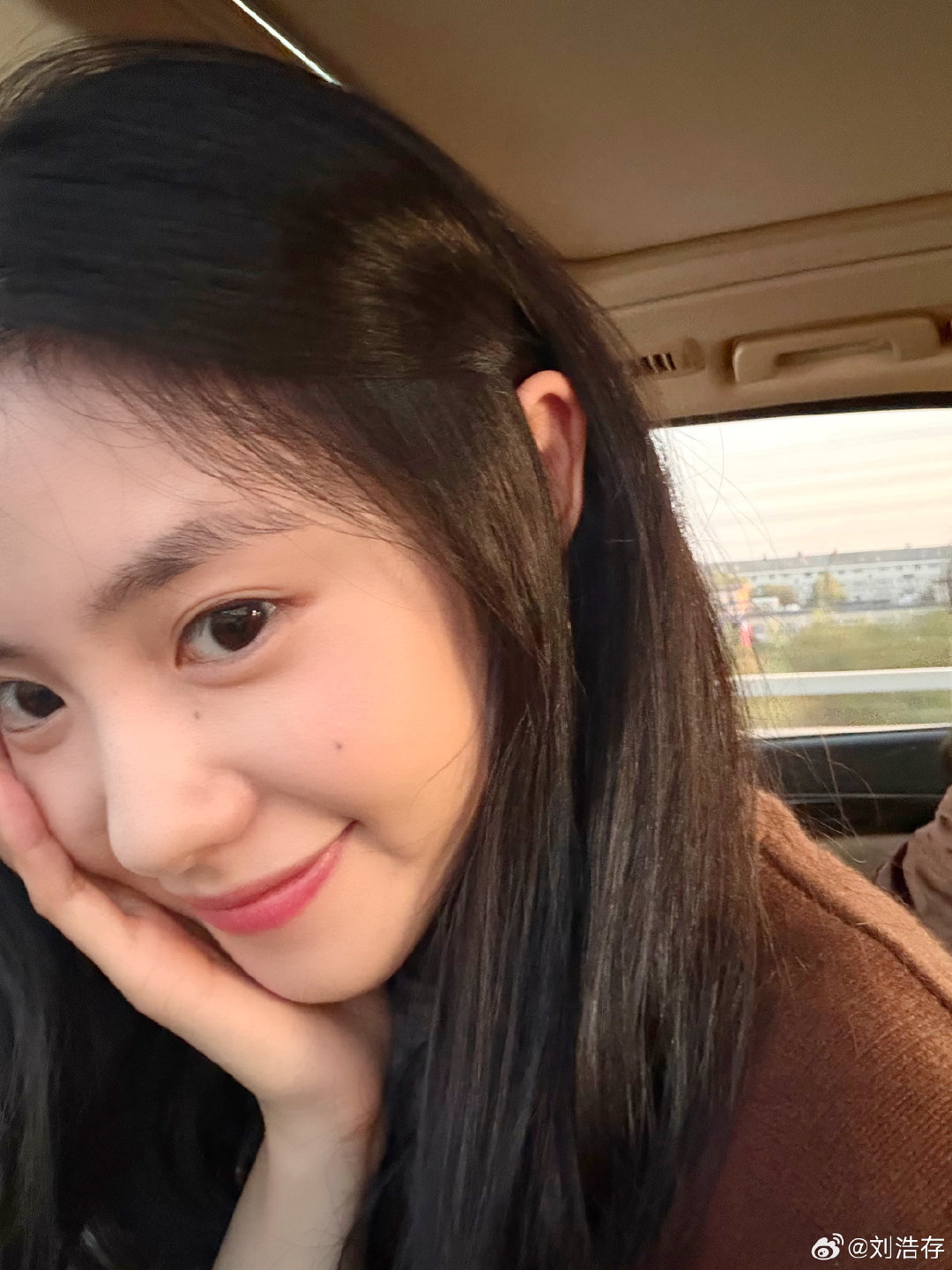 刘浩存托脸自拍照  刘浩存托脸自拍照来啦！请问被刘浩存萌晕后可以找负责吗[期待]