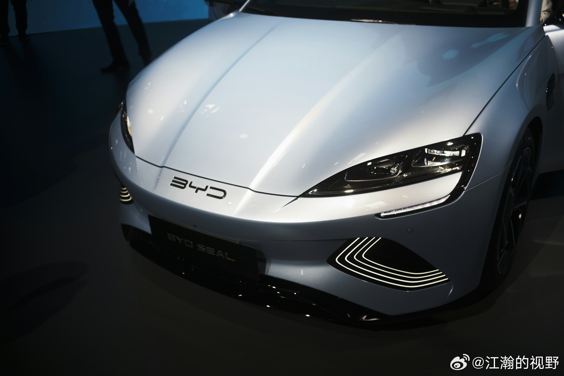 比亚迪营收突破八千亿，出口超百万的成绩单怎么看？3月27日晚，比亚迪发布2025