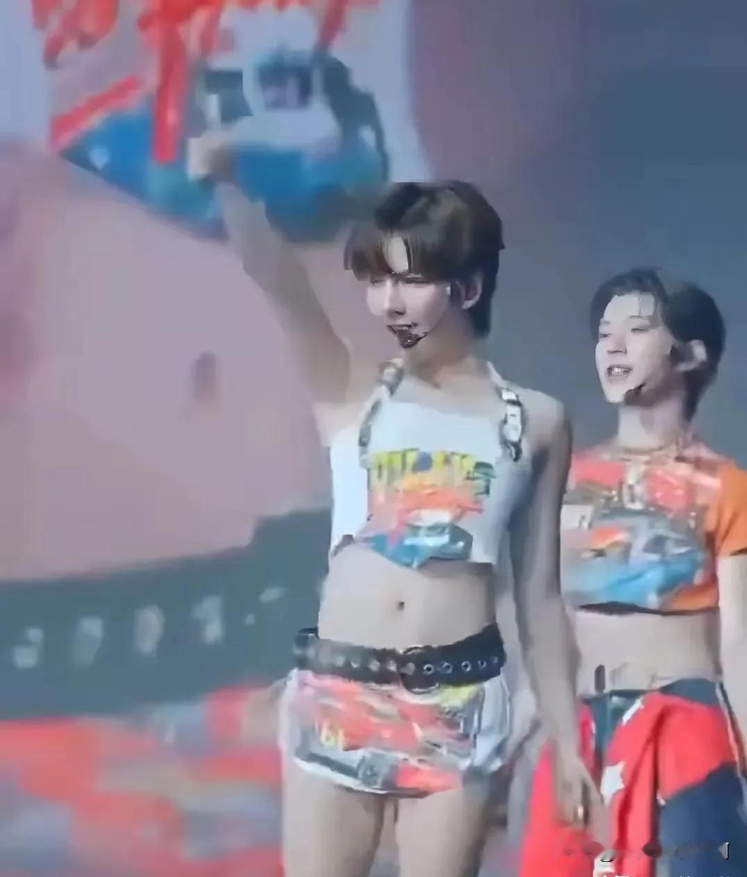这样的演唱会也能过审?辣眼睛
不男不女[捂脸]