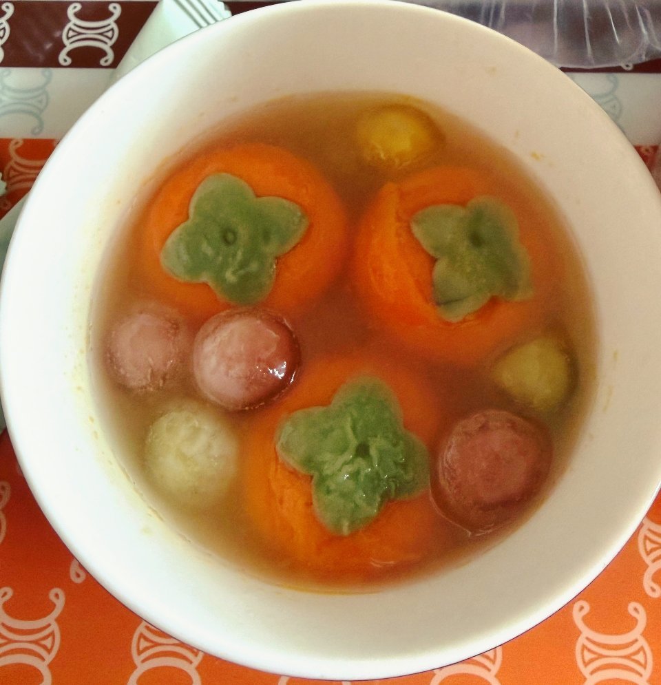 过年时候的汤圆呢。没人吃 我妈给我煮上了。知道我不挑食是吧[允悲] ​​​