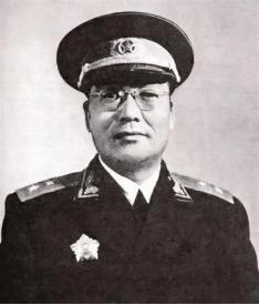 1948年，张治中让韩练成带一封信去给蒋介石。韩练成登机后，见信封未密封，便忍不