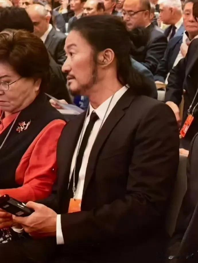 我的老天奶，这是吴京大叔啊！  这是镖人里的形象吗？还是其他新电影的造型[奸笑]