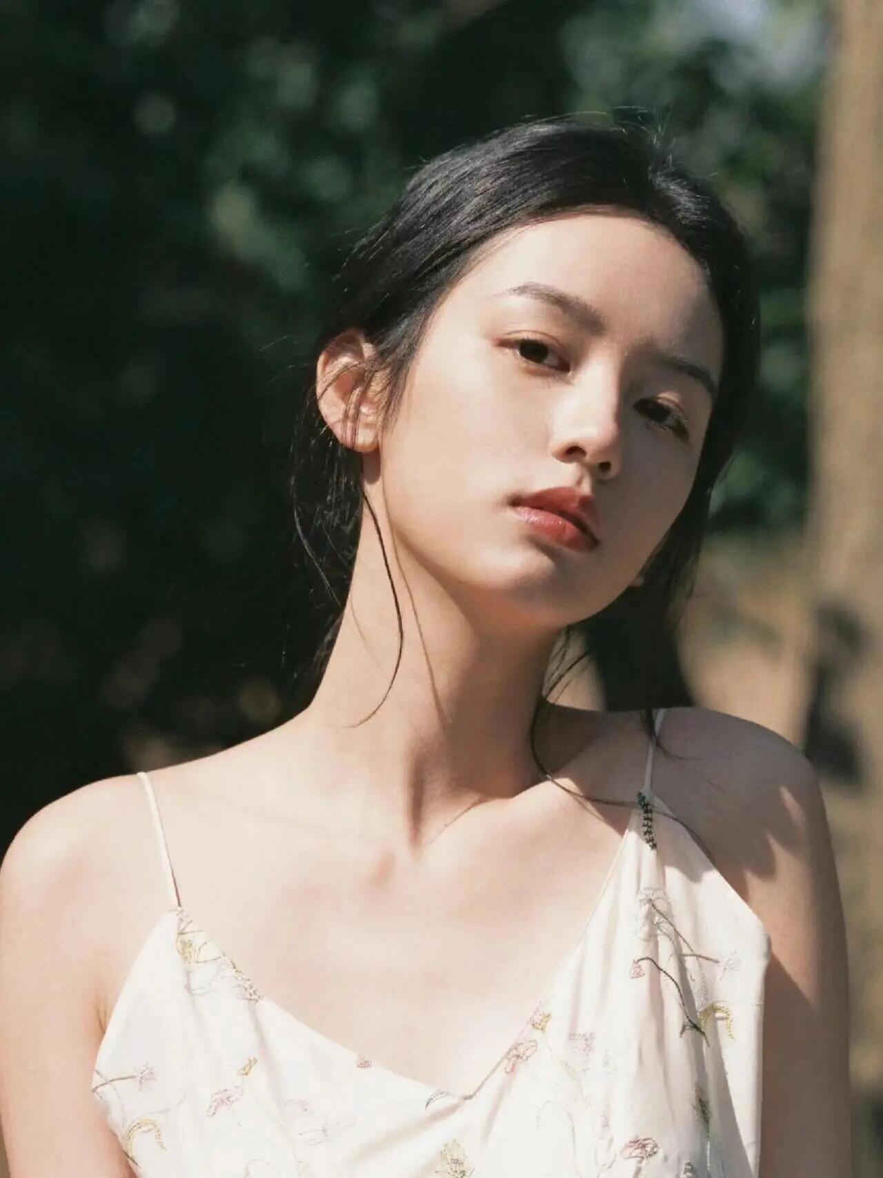曝周也恋情人家28岁了，谈个恋爱也正常，唯一好奇的是拐走这朵清纯小花的男生是谁?