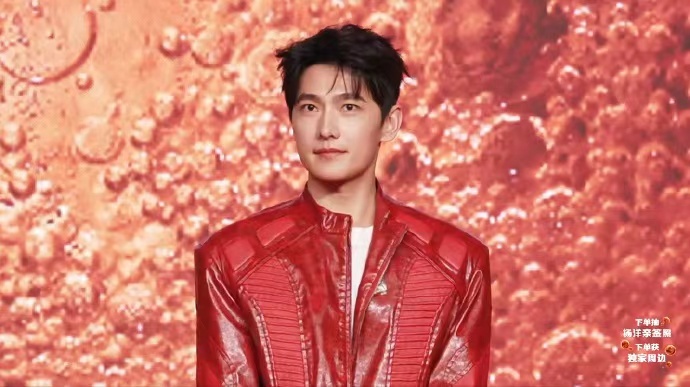 杨洋红皮衣look杨洋红皮衣生图 杨洋红皮衣生图，谁懂今日份的杨洋红皮衣look