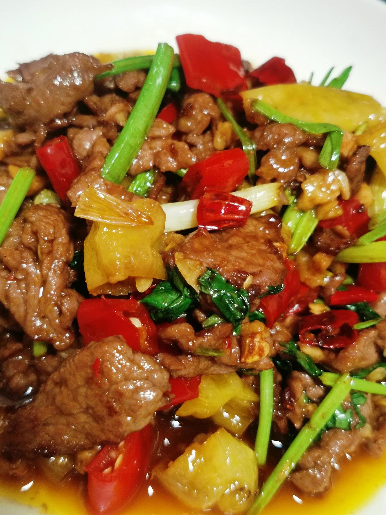 小炒牛肉真的太好吃了，干3碗米饭的节奏～
准备食材：牛肉，香菜，姜蒜，泡椒，小米