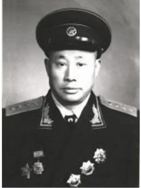 1935年5月，泸定桥。

桥上的木板已经被撤走，只剩下十三根铁索悬在大渡河上。