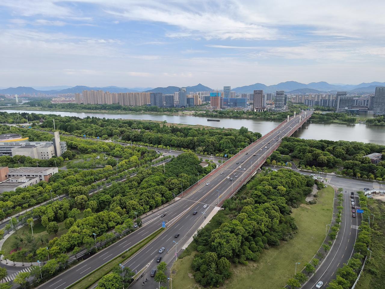蓝天白云娥江水
一片绿色悦眼目
国泰民安享生活
五一假期天天乐