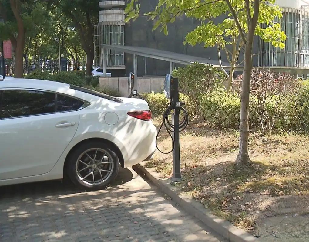 物业不让地上安装充电桩，一根筋儿的老公跟人掰扯啊，我也不知道是好还是不好。

今