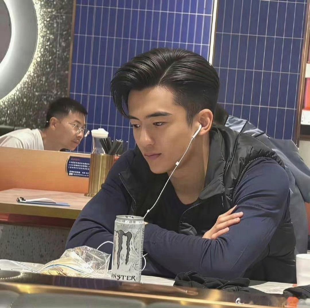 照片中的男孩是谢振轩，英文名叫 Lucas，他是著名艺人谢霆锋与张柏芝的长子。