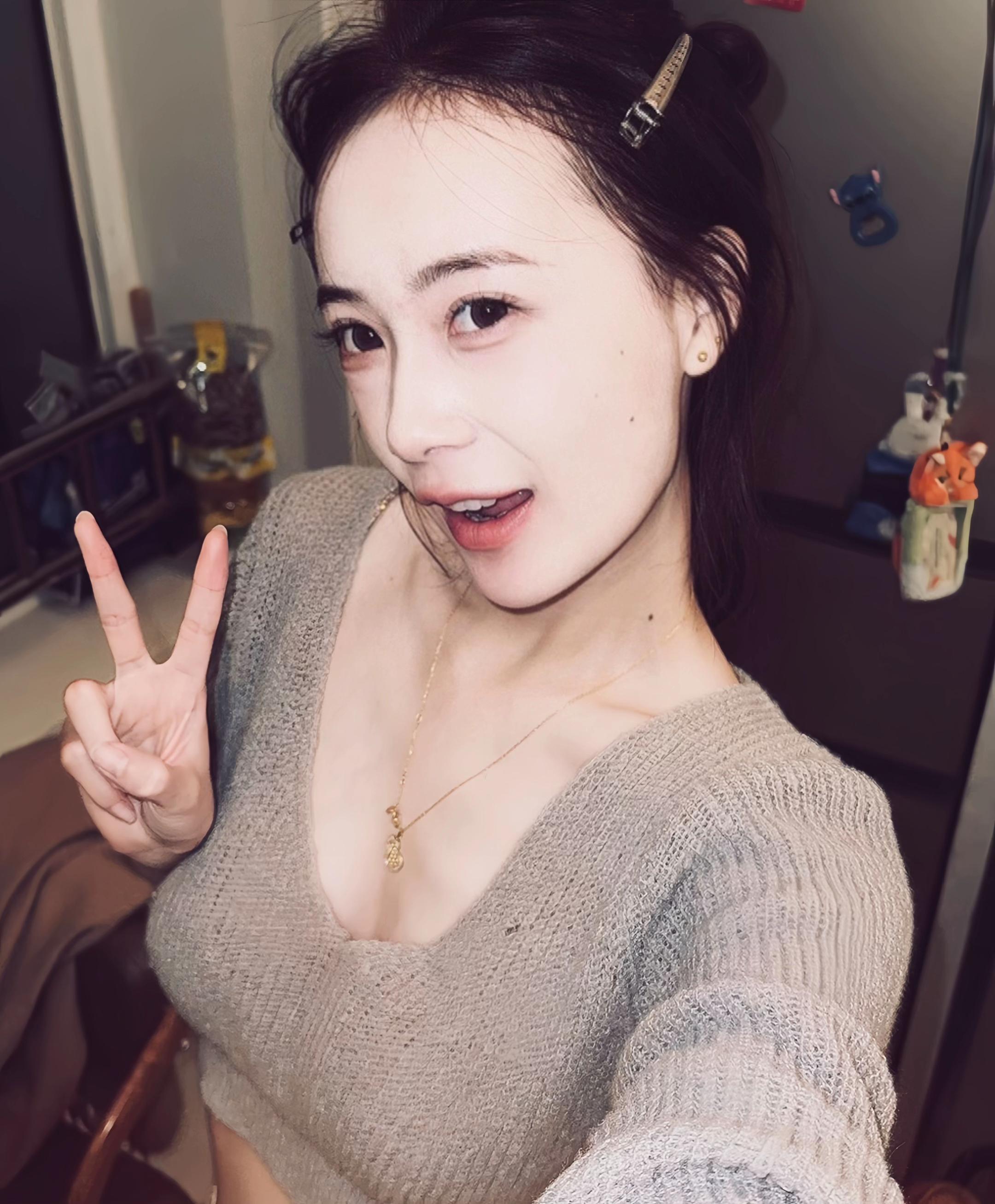 旧人无法接受你近况，新人无法理解你过往。