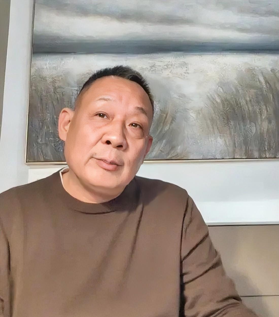 胖东来宣布于东来退休了，

不是突然决定，

而是早就一步步走到了这一步。

他