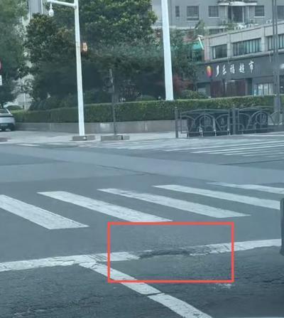 市民反映：响水县开山路与黄河路交叉口红绿灯位置路面存在一处坑洼，长期无人维修。该