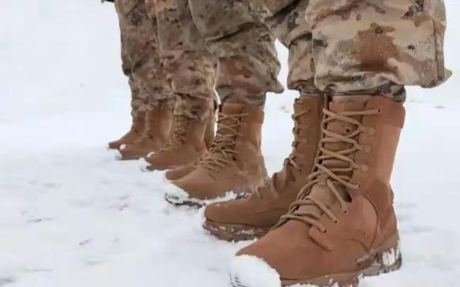 你知道解放军最卷的装备是啥吗？不是枪，也不是夜视仪，而是一双作战靴。千万别小看这