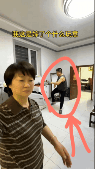 老公精神不正常？
看似练习拳脚，
实则毫无套路章法可言，
完全是随意乱舞！
难道