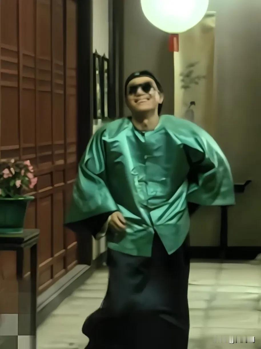 就这一个浮夸突兀却自然流畅的动作，还有谁能模仿得来！