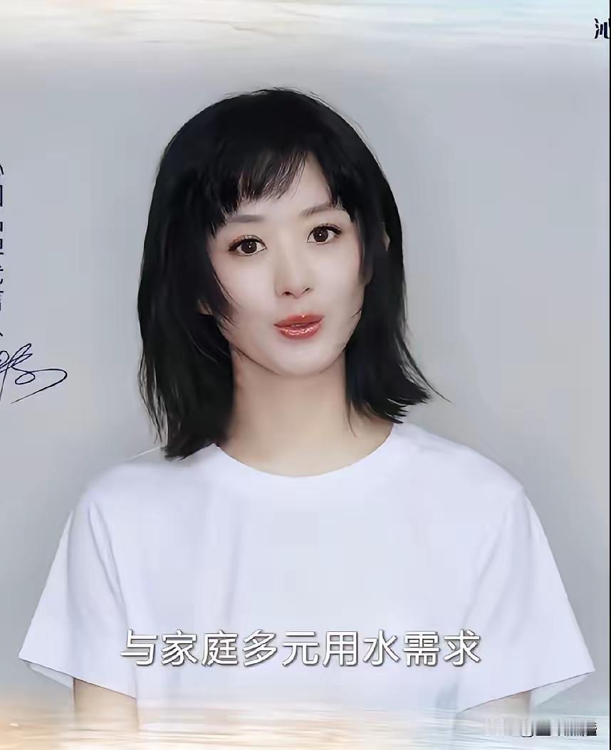 赵丽颖瘦了，换了这款新发型，看上去脸愈发瘦削了。
虽说赵丽颖五官精致，有着小巧的