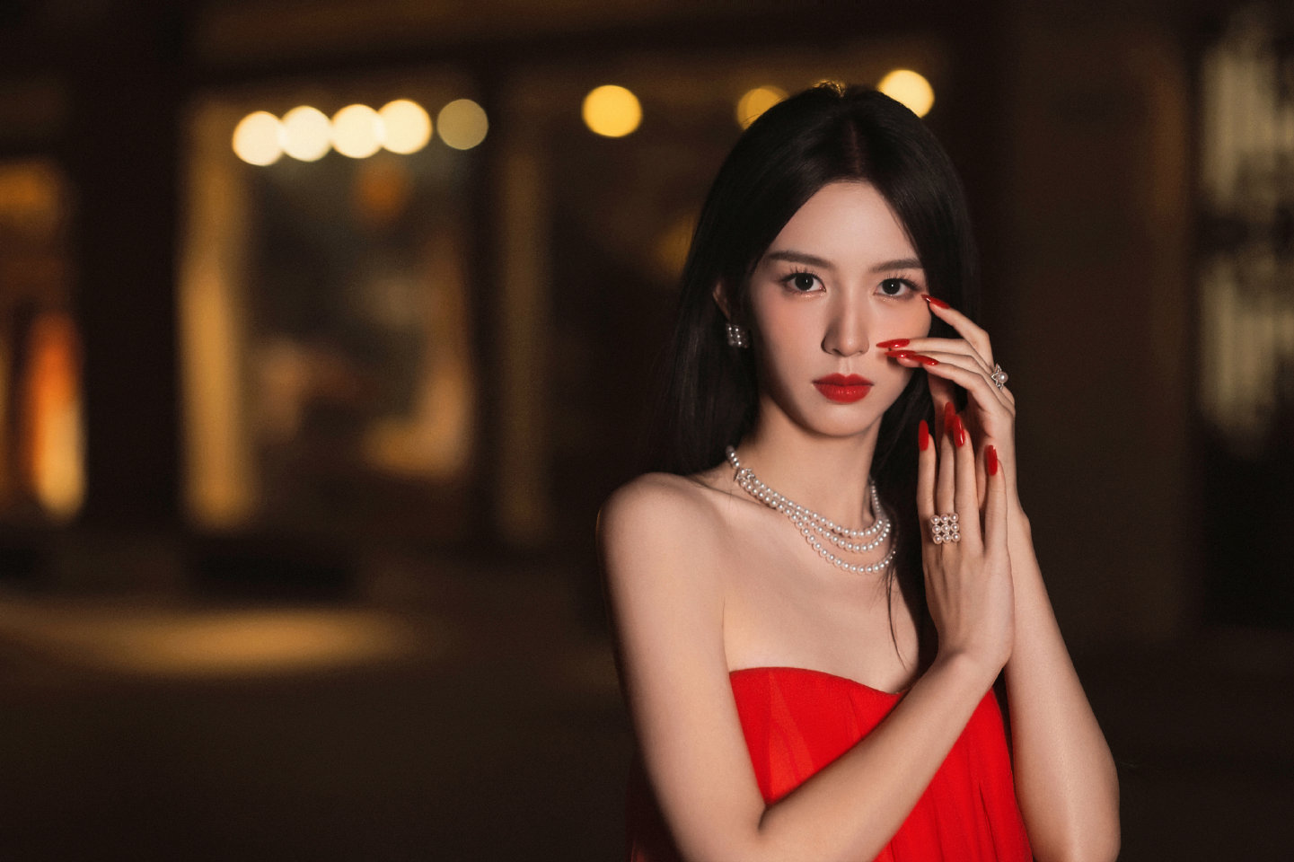 这个造型只能说太美了！闪耀巴黎的也子周也烈焰玫瑰红裙周也玫瑰炽烈盛放 ​​​