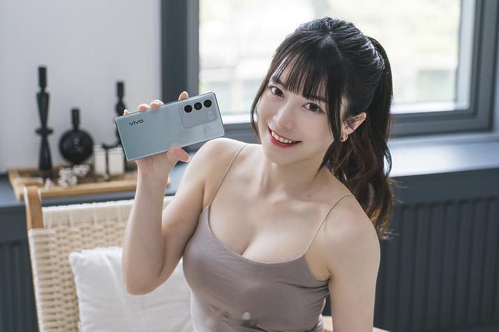 早上好[心][心][心]vivo V27 5G 柔光灯回归的中高阶人像美机！[心