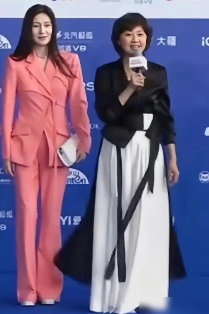 别再说61岁的林芳兵显老了，你试试一顿饭硬塞14个肉包子，吃到想吐也得逼自己咽下