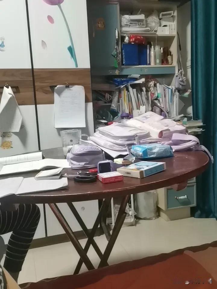 孩子写作业可真磨蹭，气死个人，每次她都把作业拖到最后一天写，而且写作业时也是磨磨