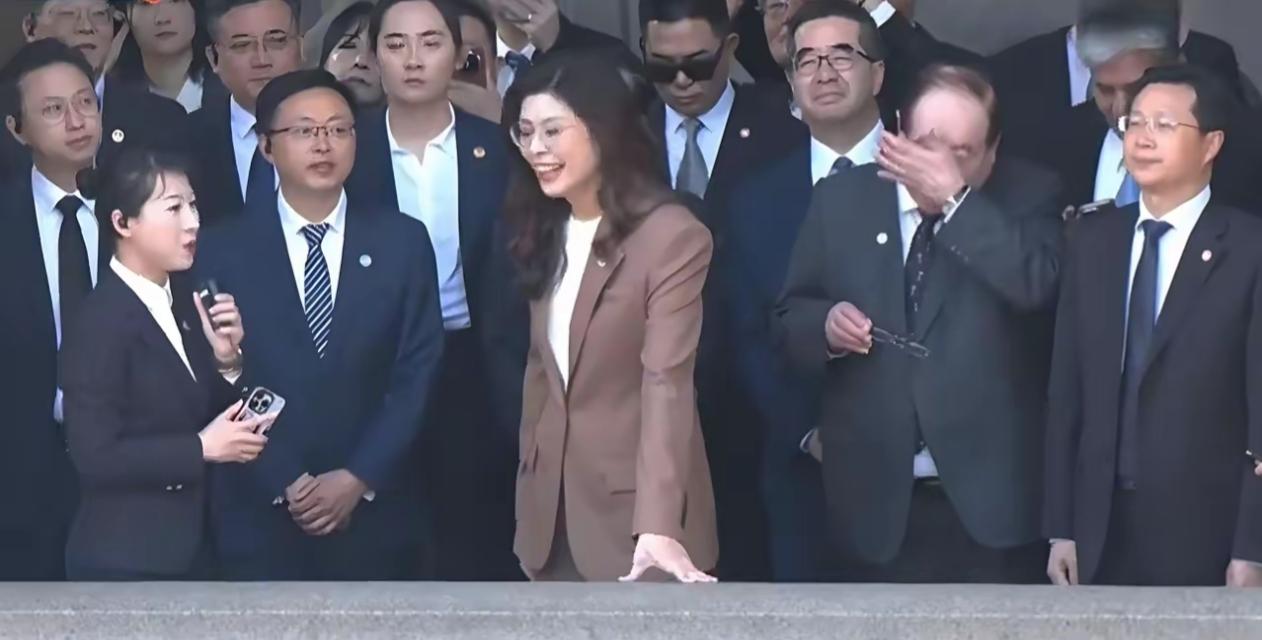 随国民党参访团拜谒南京中山陵的国民党副主席兼秘书长李乾龙哭了！相信这是真情流露，