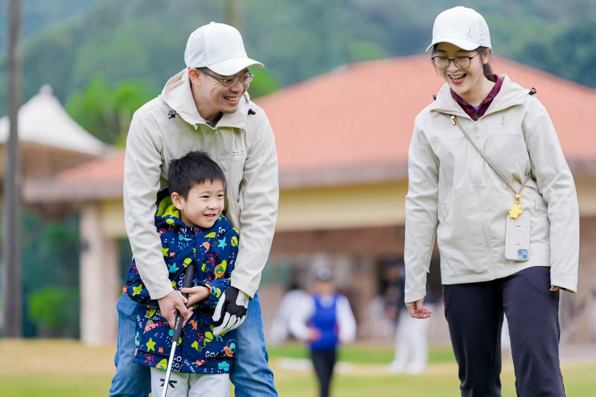 在高山的高尔夫私享会的午后，当我的手与孩子的小手在球杆上轻轻交叠，一种久违的专注