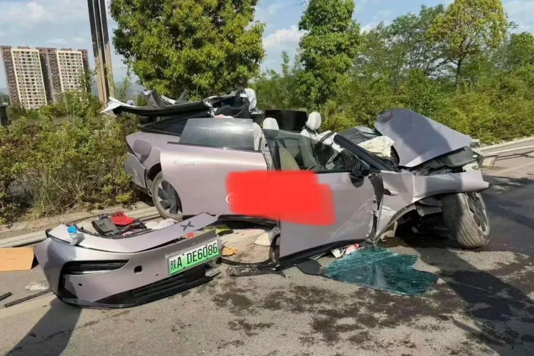 四川小鹏汽车突发事故车辆散架？小鹏暴怒！前两天，四川广元发生一起小鹏P7碰撞事故