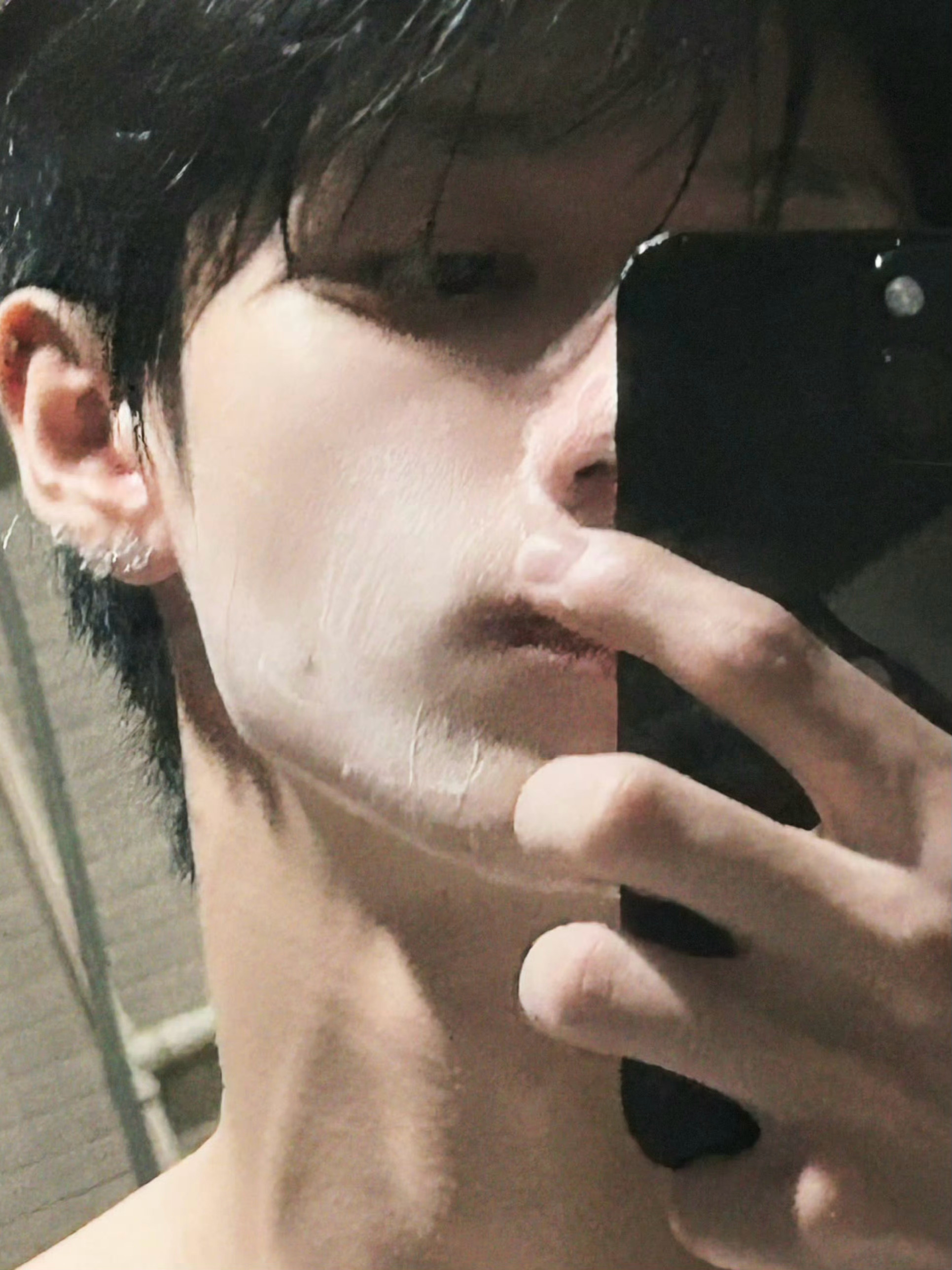 谁被朱志鑫“洗面奶不起泡沫”的反差感拿捏了？软乎乎的可爱话配上帅气自拍，少年的小