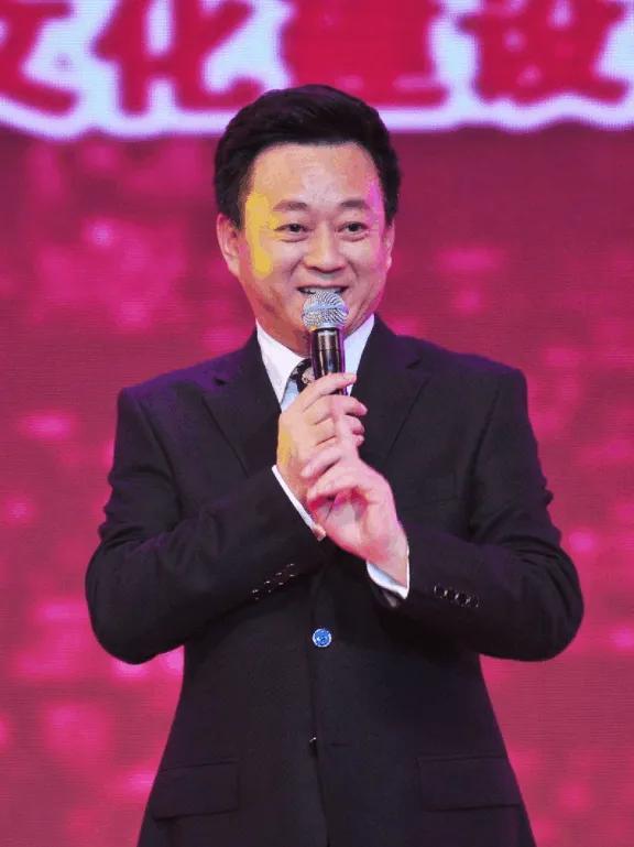 如果今年的春晚由他们几个人主持的话，你会支持吗？

男主持：朱军     撒贝宁