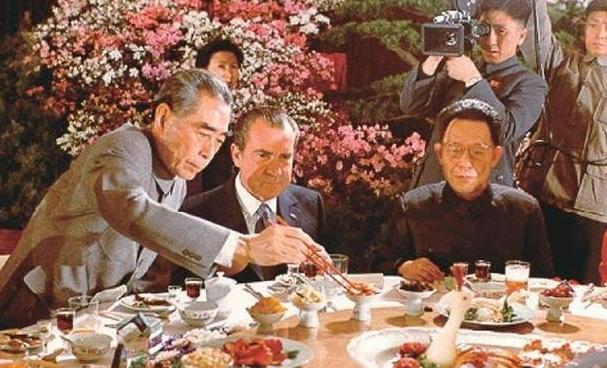 1972年，周总理陪同美国总统尼克松吃饭，刚一块鸡肉，翻译说“处女鸡”，顿时场面