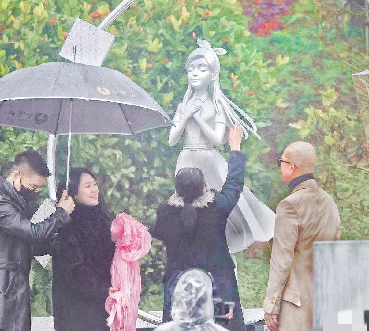 具俊晔给大S做的雕塑，都在嘲笑不像。
我告诉你，这恰恰是最高级的秀恩爱。
看客用