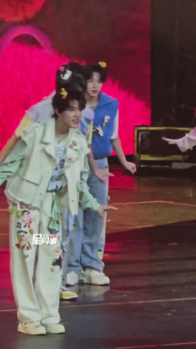 #张泽禹wewillrockyou好燃# 本🦊一定是全场最关注泽禹发卡的狐狸[