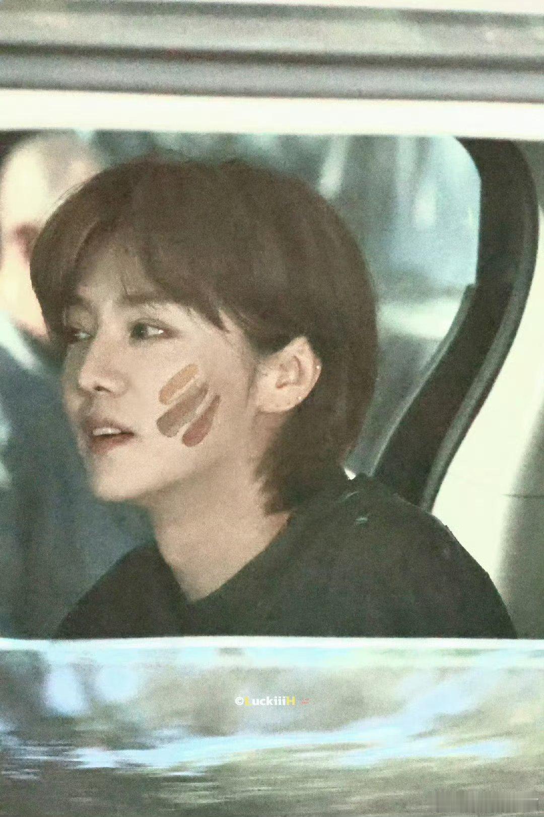 鹿晗昨天是小狗今天是小猫萌神来了！！！ 