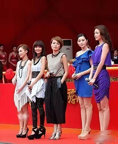 即便穿上恨天高，身高差距依然很大，都站成WIFI信号了 