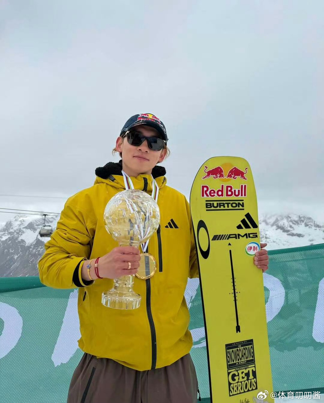 苏翊鸣捧起水晶球奖杯苏翊鸣回应坡障世界杯总冠军 加冕单板滑雪世界杯男子坡面障碍技